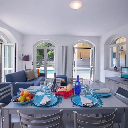 Sleeps 5 Pool Air Con